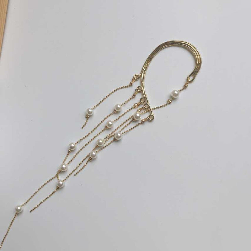 Lange oorbel met synthetisch parelkwastje