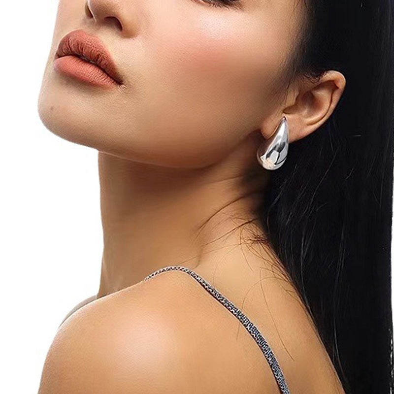 Eenvoudige oorbellen met waterdruppels