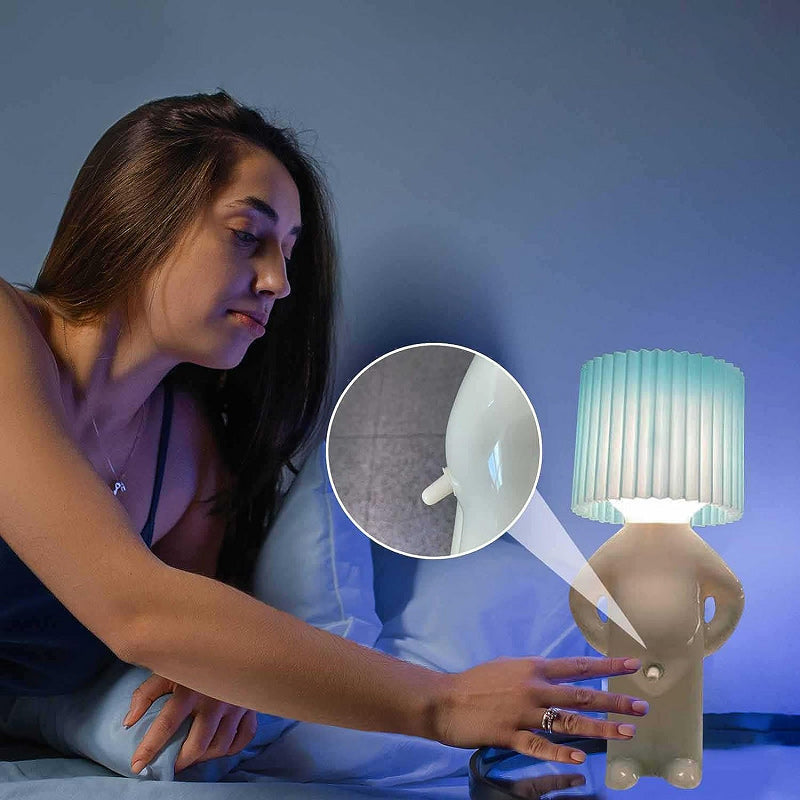 Een kleine verlegen man creatieve lamp
