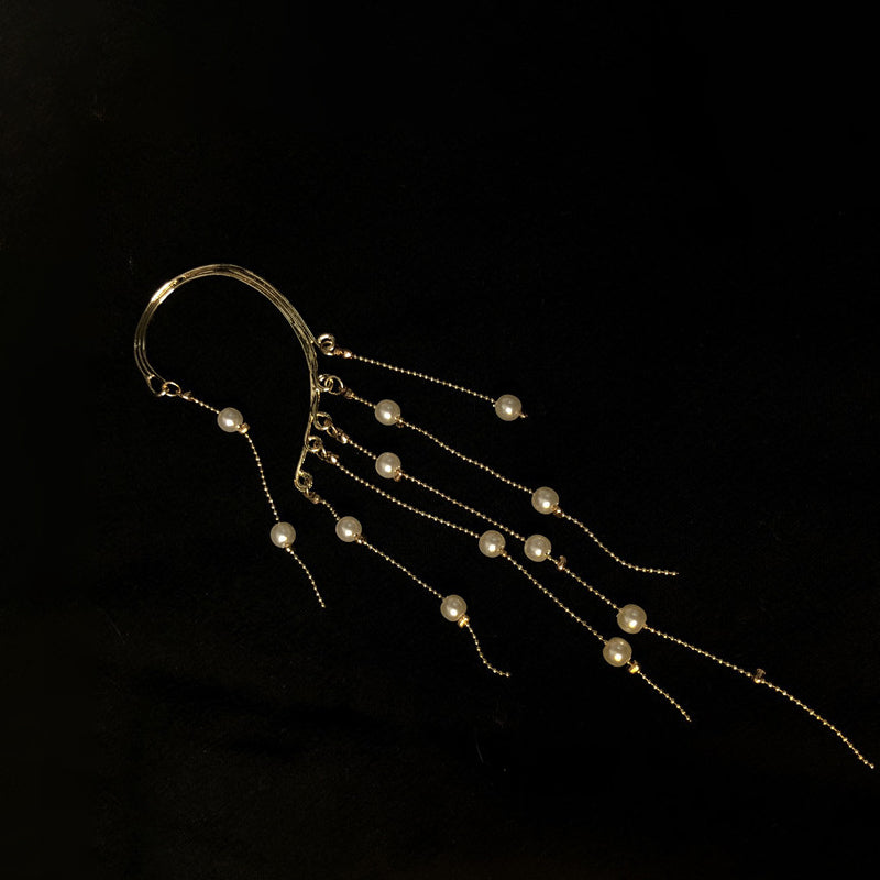 Lange oorbel met synthetisch parelkwastje