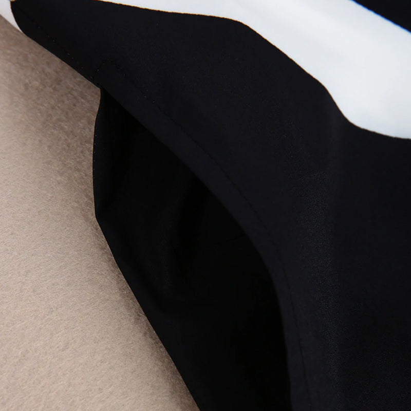 Zwart-witte midi-jurk met matrozen streep en zijzakken