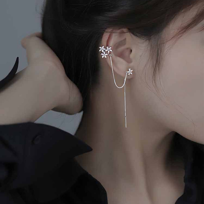 Diamanten oorknopjes met bloemrand
