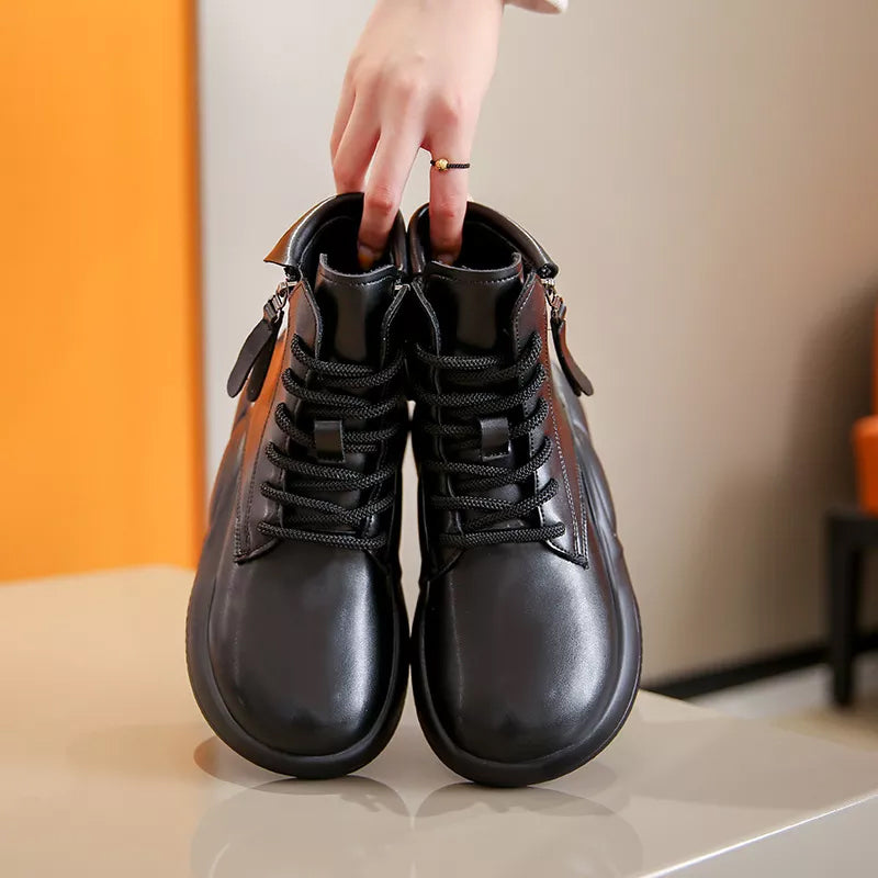 Hoge dikke schoenen met dikke zolen en zachte zolen