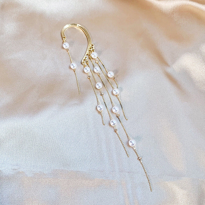 Lange oorbel met synthetisch parelkwastje