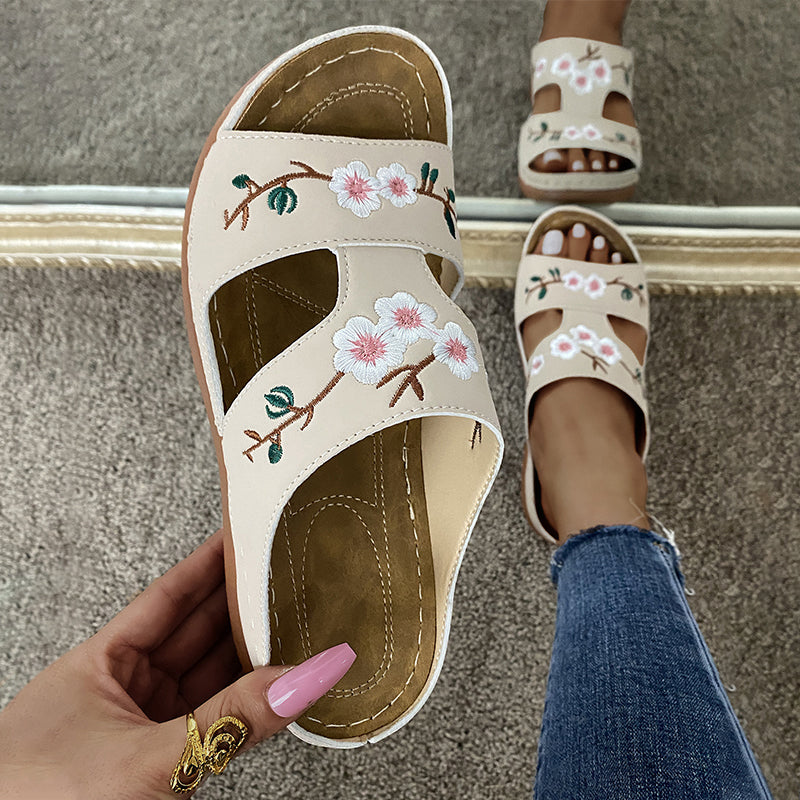 Orthopedische damessandalen met sleehak