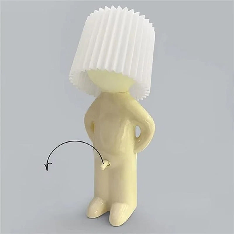Een kleine verlegen man creatieve lamp