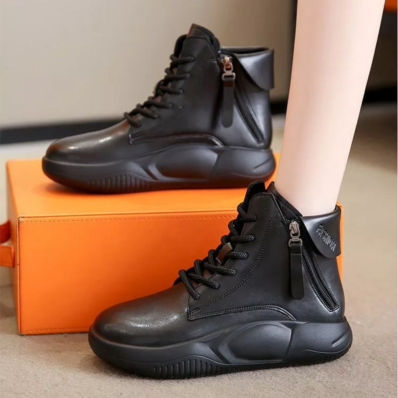 Hoge dikke schoenen met dikke zolen en zachte zolen