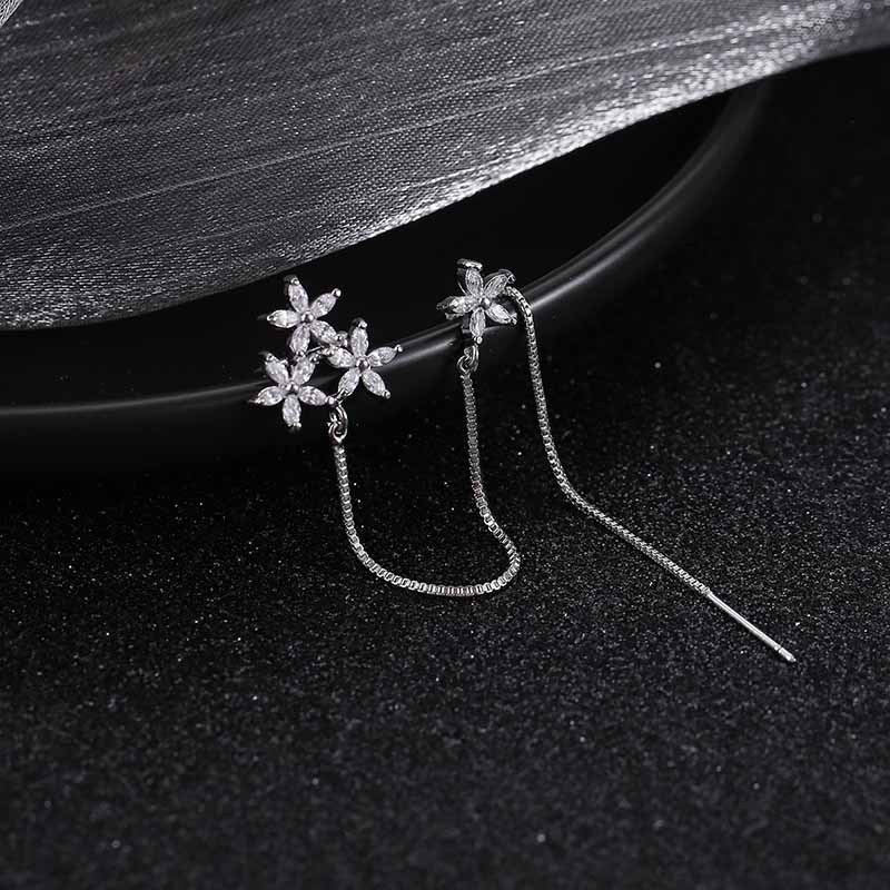 Diamanten oorknopjes met bloemrand