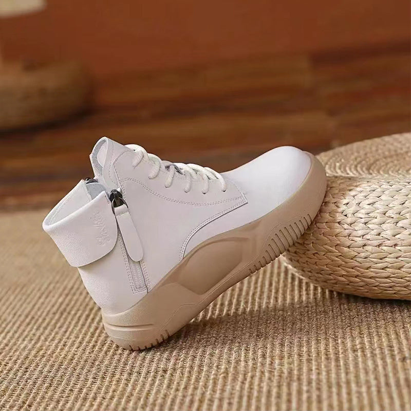 Hoge dikke schoenen met dikke zolen en zachte zolen