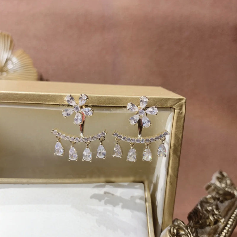 Oorknopjes met bloem zirkoon kwastje