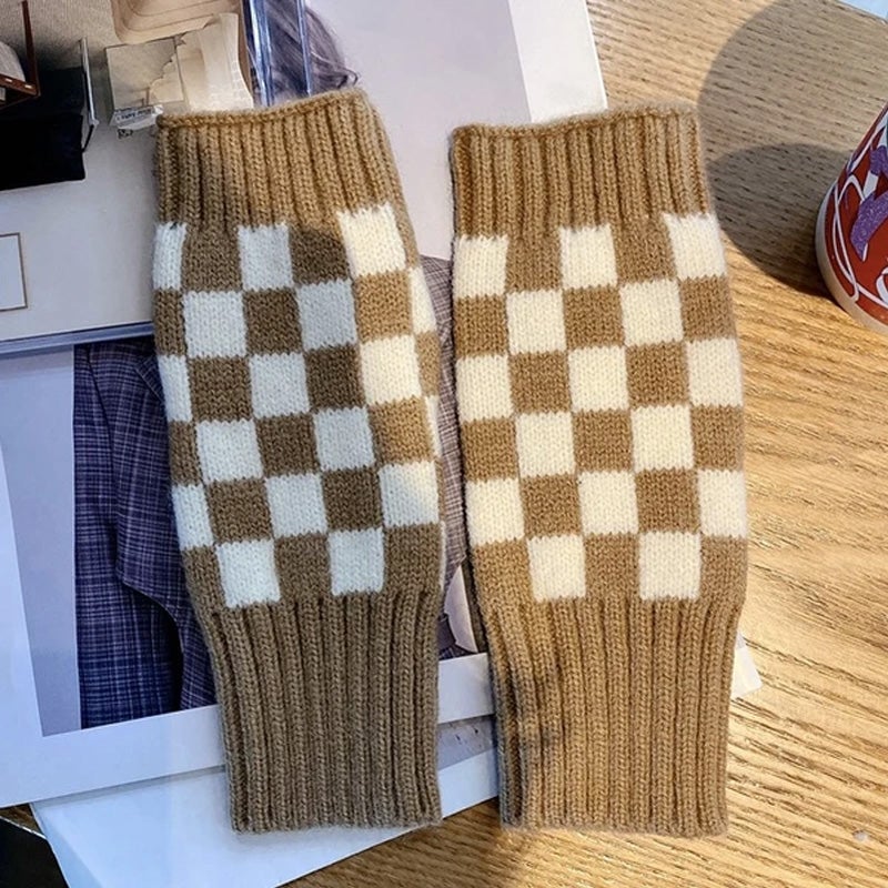 Checkerboard knitted gloves
