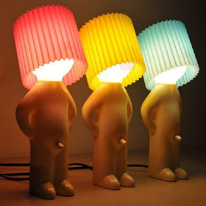 Een kleine verlegen man creatieve lamp