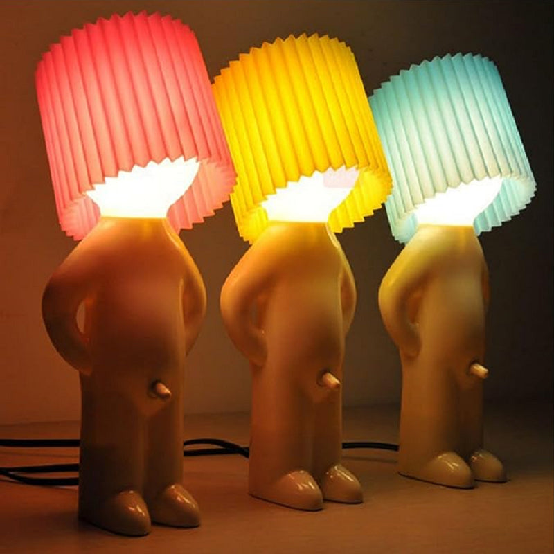 Een kleine verlegen man creatieve lamp