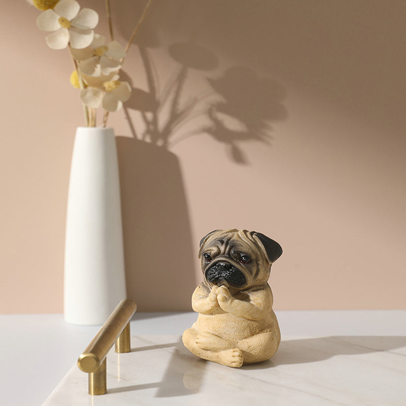 Buldog yoga standbeeld