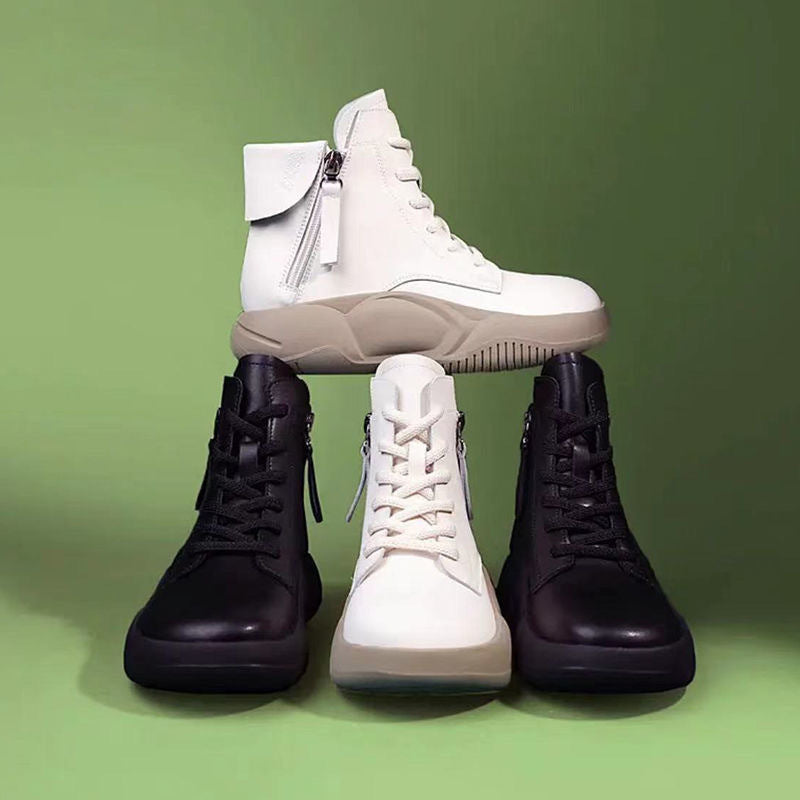 Hoge dikke schoenen met dikke zolen en zachte zolen