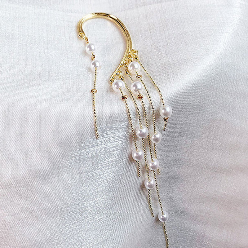 Lange oorbel met synthetisch parelkwastje