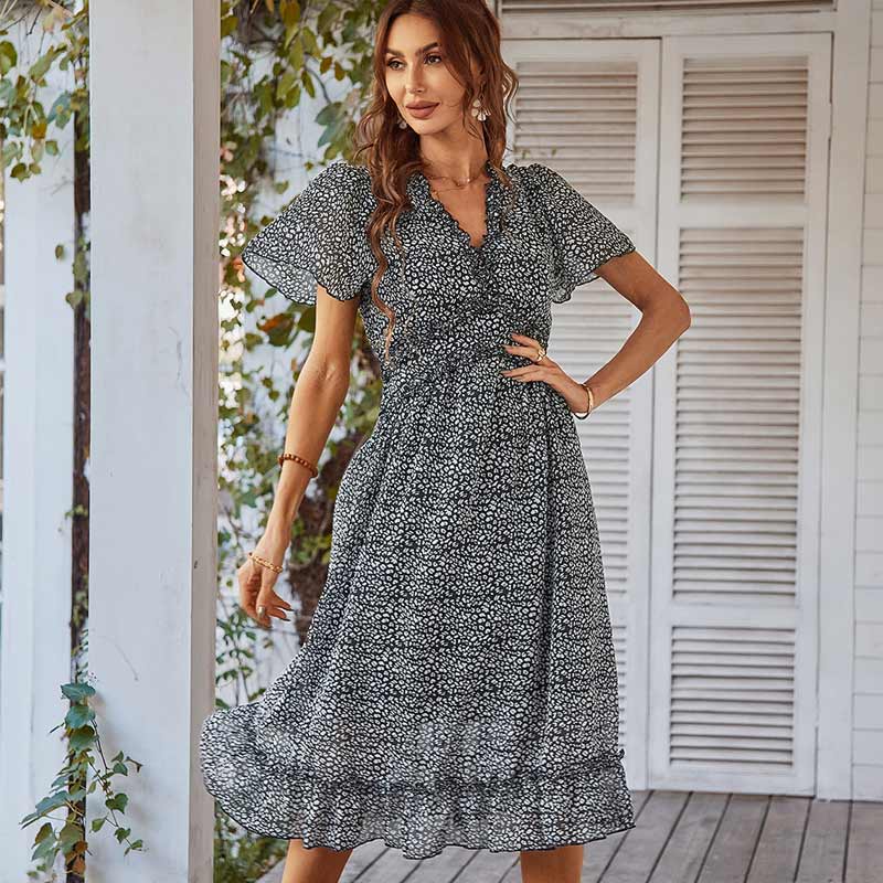 Jurk met V-hals en korte mouwen met ruches en bloemen