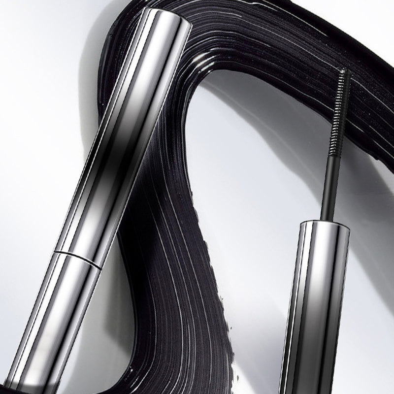 Waterproof en veegvaste mascara in metalen flessen