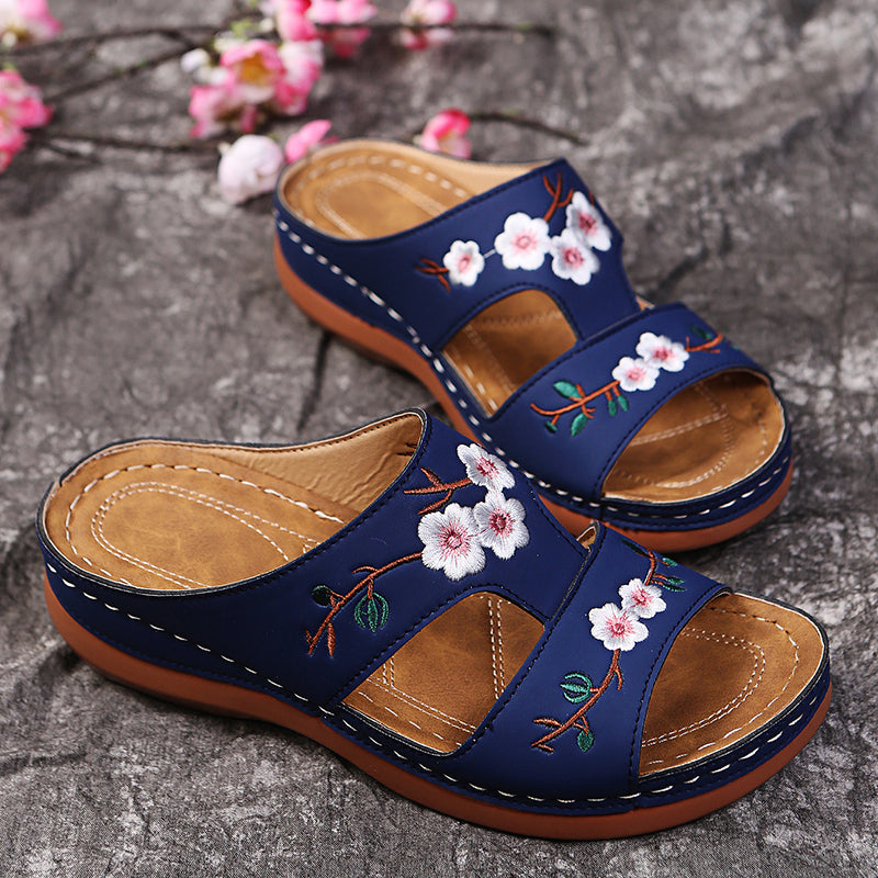 Orthopedische damessandalen met sleehak