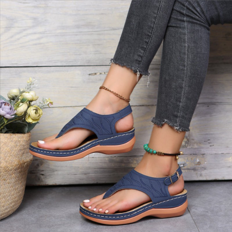 Effen zomersandalen met gesp