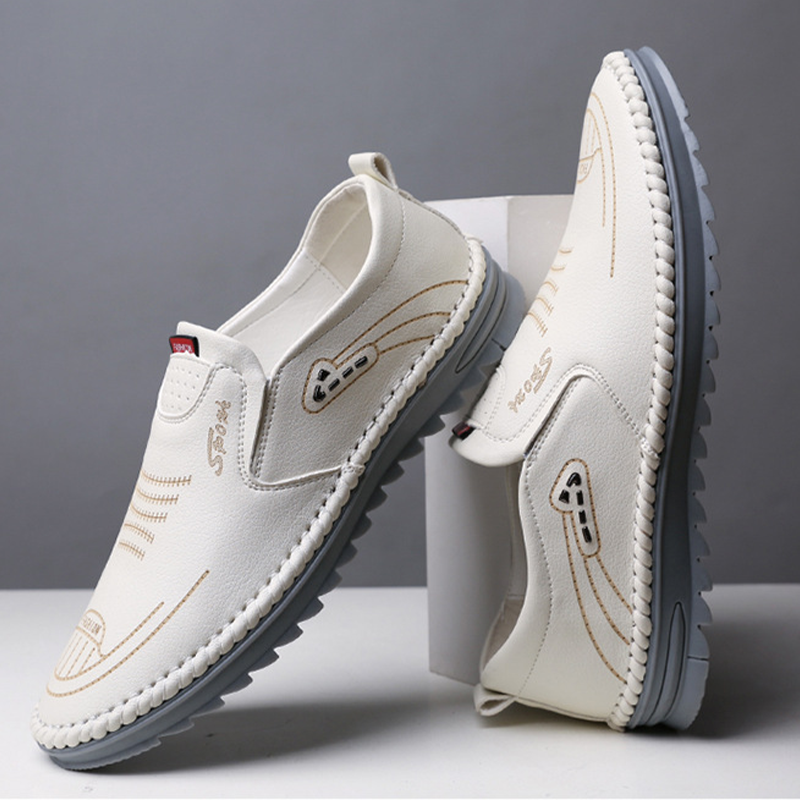 Handgenaaide, ademende leren schoenen met een zacht oppervlak en peeszolen