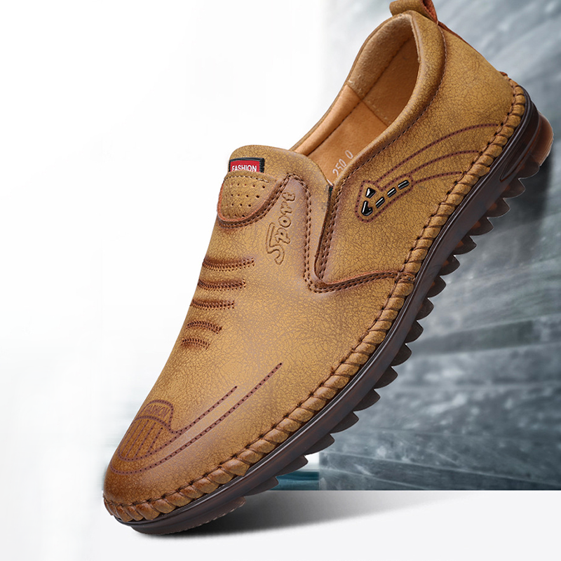 Handgenaaide, ademende leren schoenen met een zacht oppervlak en peeszolen