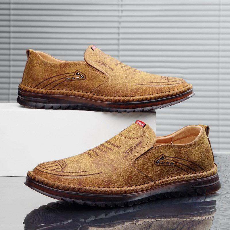 Handgenaaide, ademende leren schoenen met een zacht oppervlak en peeszolen