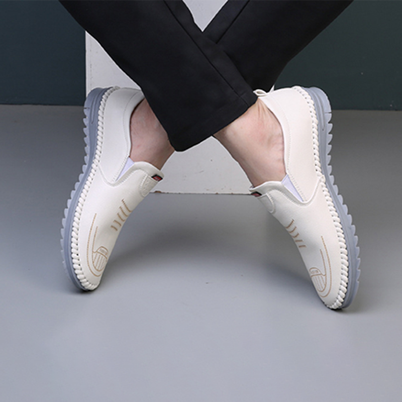 Handgenaaide, ademende leren schoenen met een zacht oppervlak en peeszolen