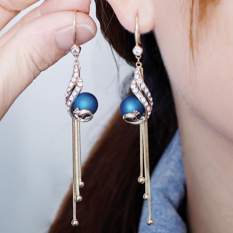 Elegante pauwenoorbellen (2 kleuren)