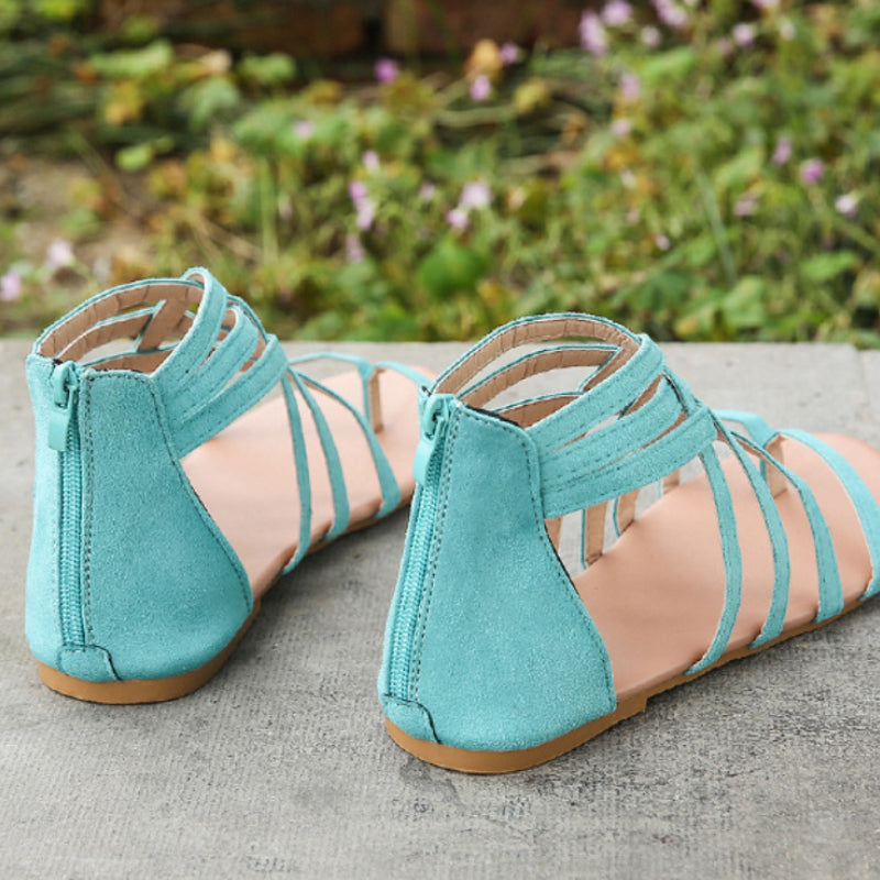 Platte zomersandalen met gekruiste bandjes en rits