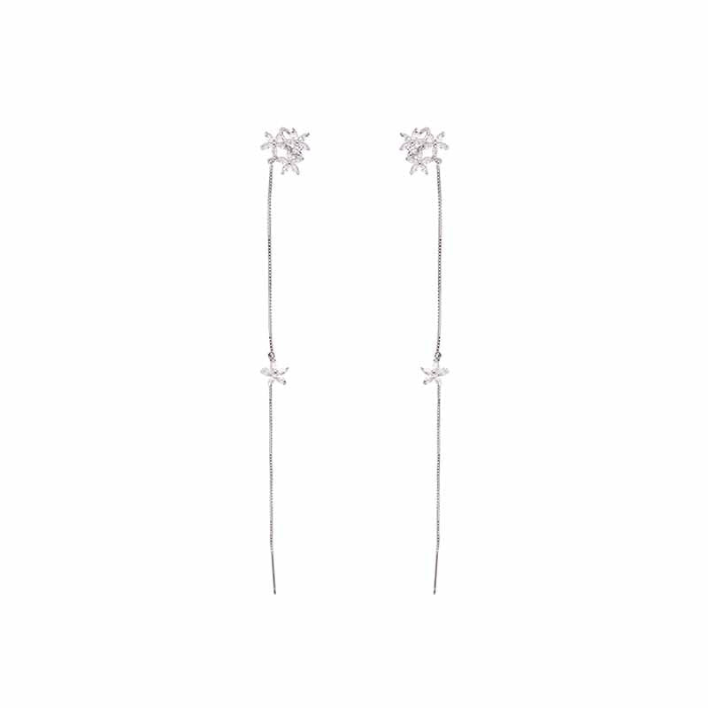 Diamanten oorknopjes met bloemrand