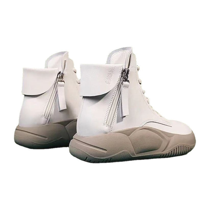 Hoge dikke schoenen met dikke zolen en zachte zolen