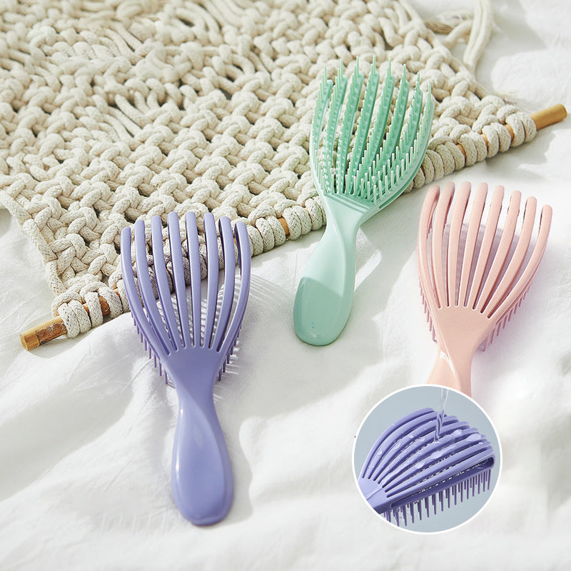 Uitgehold glad haar pluizige kam