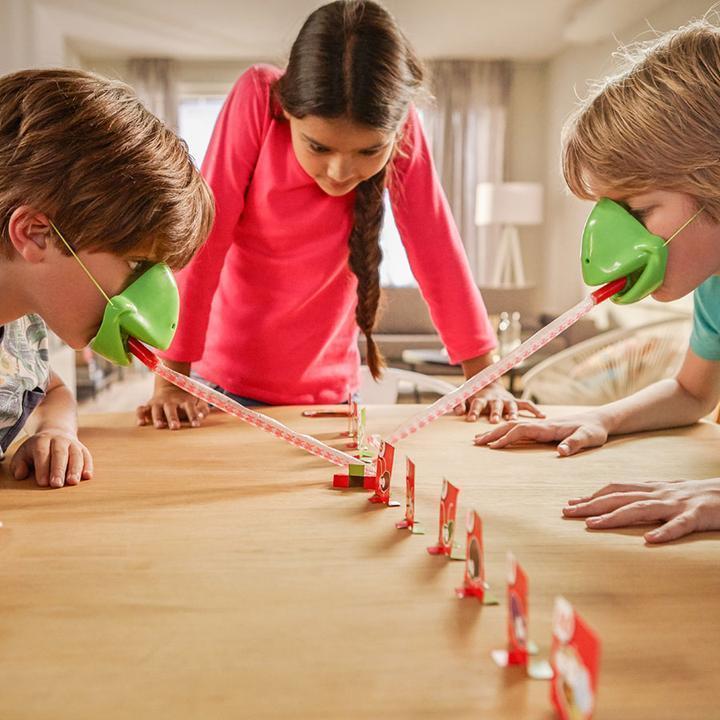 Kameleon met uitgestoken tong