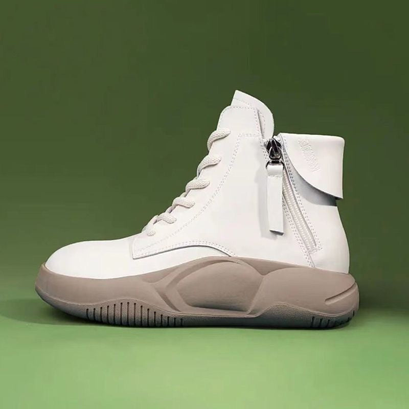 Hoge dikke schoenen met dikke zolen en zachte zolen