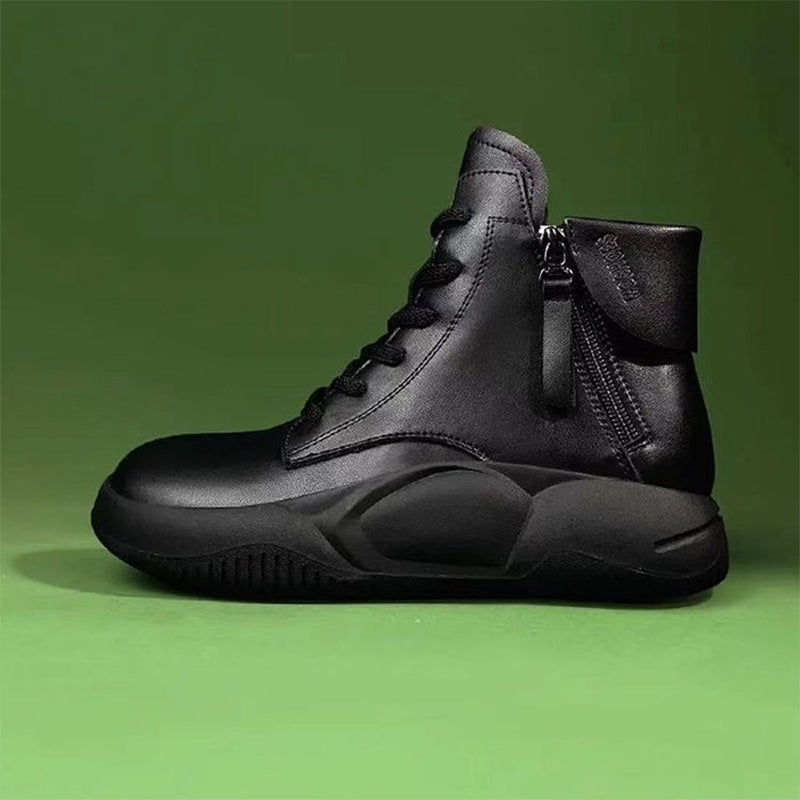 Hoge dikke schoenen met dikke zolen en zachte zolen
